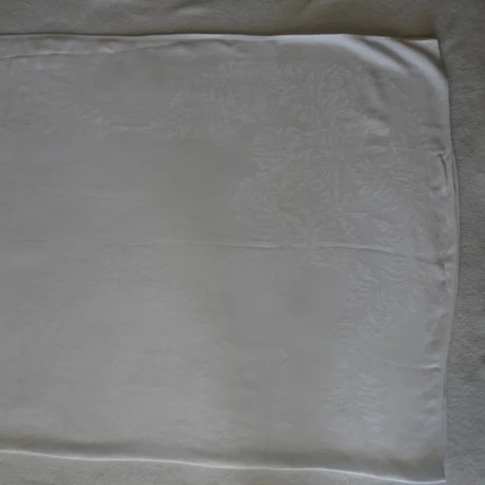 White Damask Linen Hemmed Selvage Tablecloth 68”x 50” Floral Vintage Rectangle